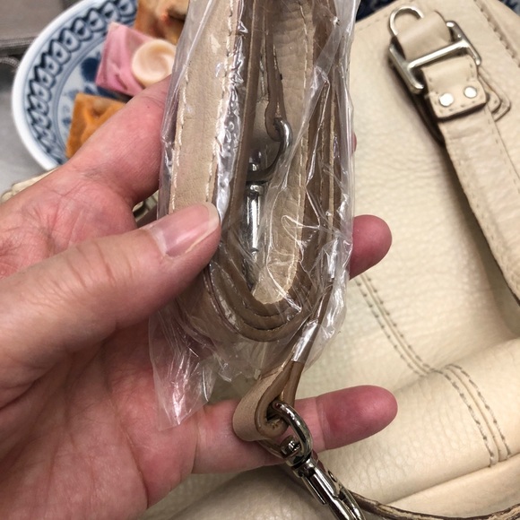 Fossil Purse handbagSoft Creamy Leather Shoulder bag includes strap,  3+pockets - Picture 17 of 17